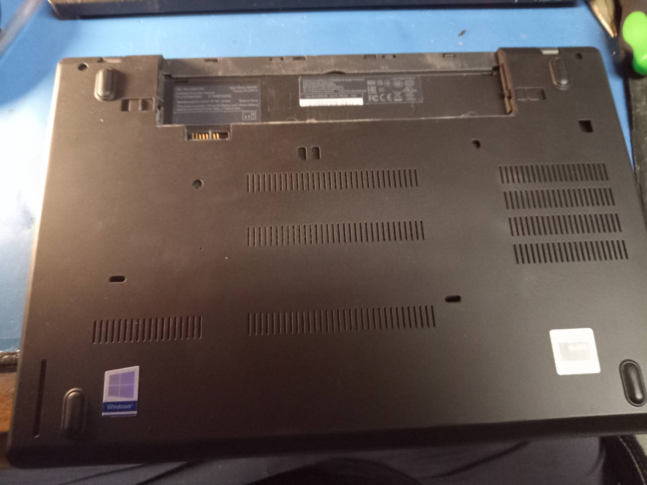 ThinkPad T480 underside chassis